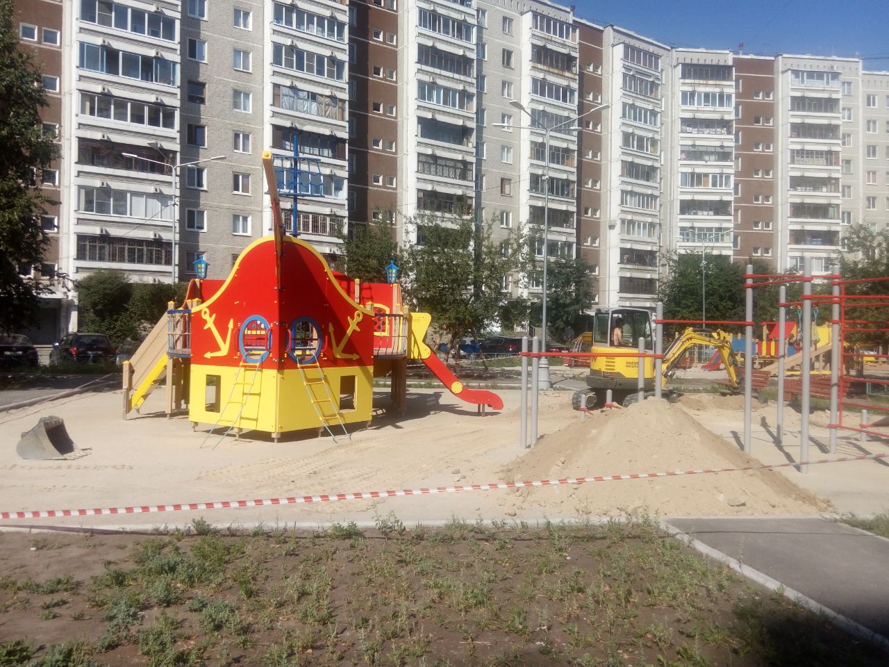 Благоустройство двора Родонитовая 13-15